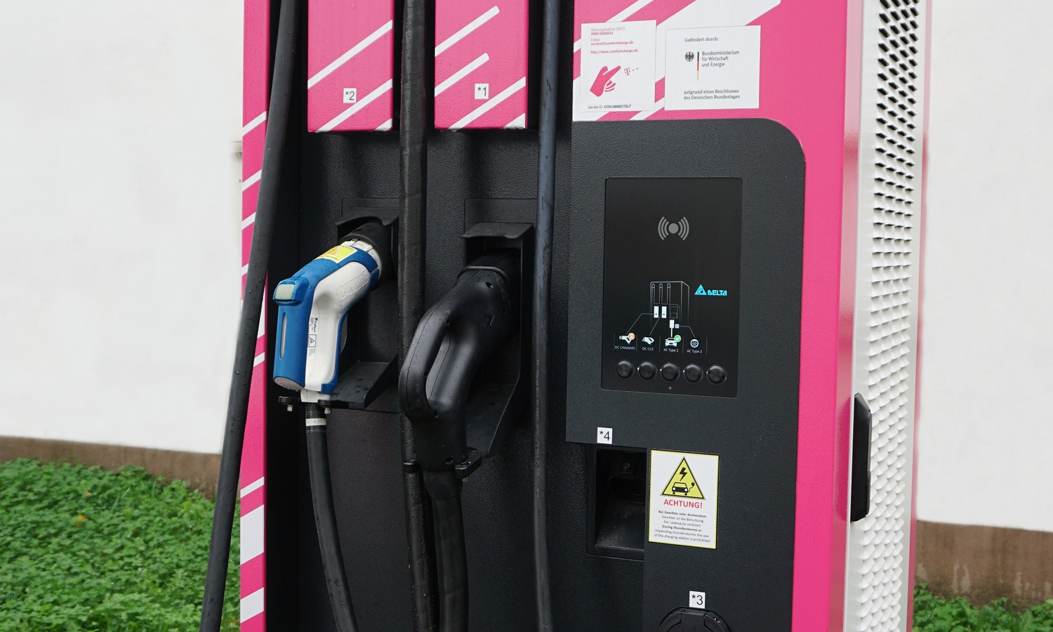 CLIQ® access control simplifies the management of technicians for a network of electric vehicles charging stations