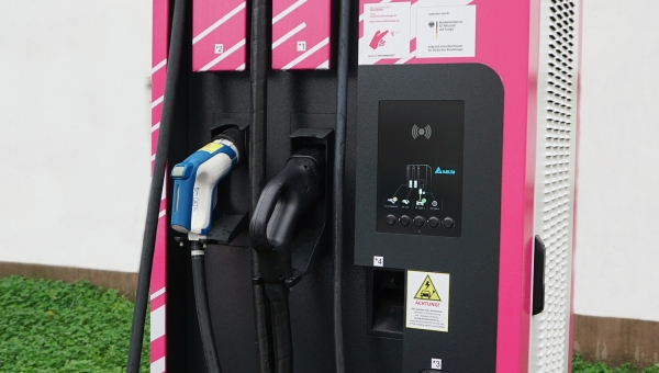 CLIQ® access control simplifies the management of technicians for a network of electric vehicles charging stations